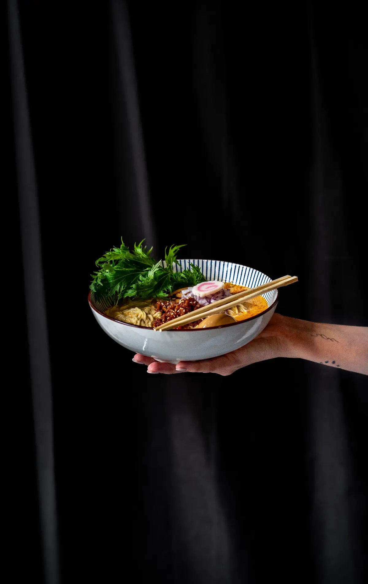 Ramen trzymany w dłoni